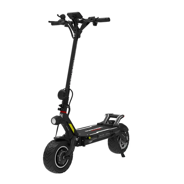 Schwarzer E-Scooter in der Dreiviertelansicht von vorne, vor weissem Hintergrund.