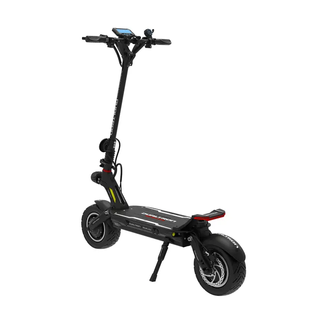 Schwarzer E-Scooter in der Dreiviertelansicht von hinten, mit eingeschaltetem Display und Seitenständer.