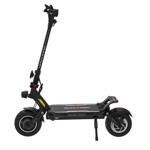 Schwarzer E-Scooter im Profil, auf dem Seitenständer, vor weissem Hintergrund.