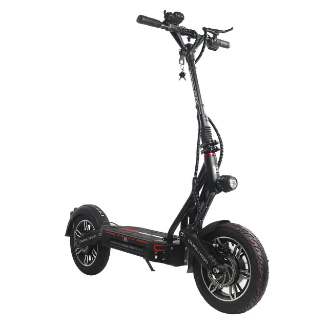 E-Scooter in der Dreiviertelansicht von vorne, mit dem Scheinwerfer an der Lenksäule.