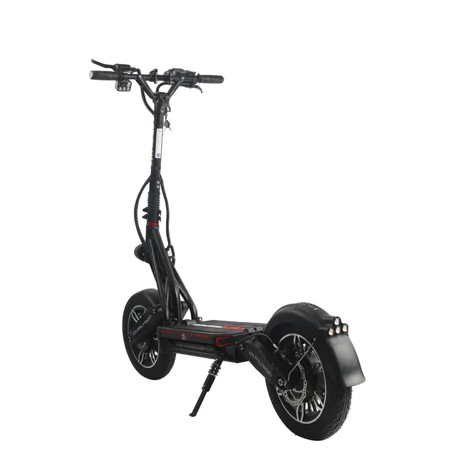 E-Scooter in der Dreiviertelansicht von hinten, mit Leuchten und Seitenständer.