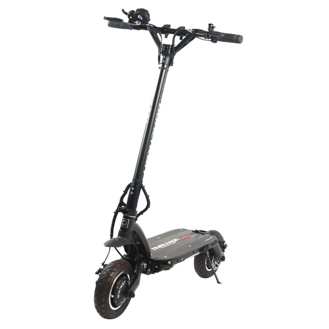 E-Scooter in der Dreiviertelansicht von vorne, vor weissem Hintergrund.