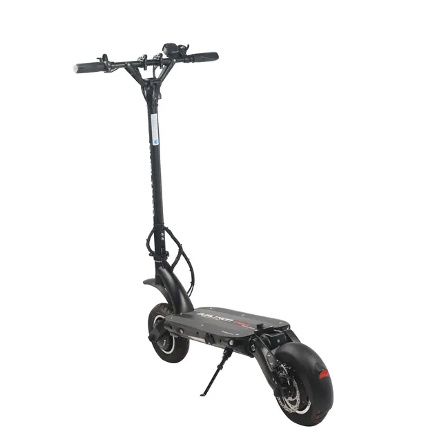 E-Scooter in der Dreiviertelansicht von hinten, mit Seitenständer.
