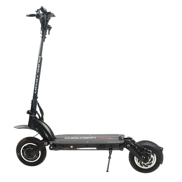 E-Scooter im Profil, auf dem Seitenständer, vor weissem Hintergrund.