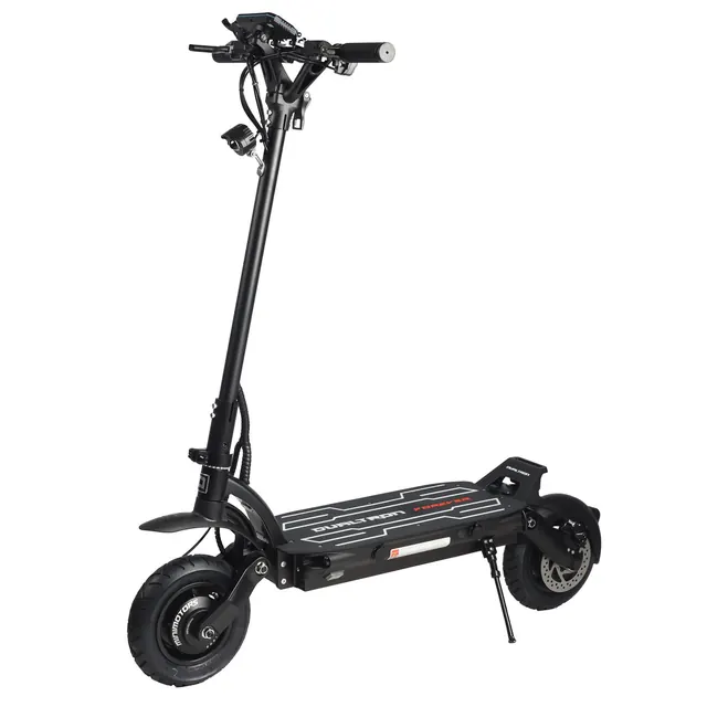 E-Scooter Dualtron Forever Limited Pro in der Dreiviertelansicht von vorne links, auf dem Seitenständer, vor weissem Hintergrund.
