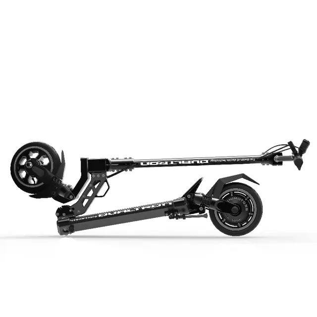 Zusammengeklappter E-Scooter im Profil, vor weissem Hintergrund.