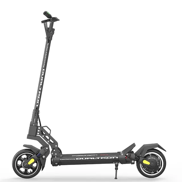 E-Scooter im Profil, vor weissem Hintergrund.