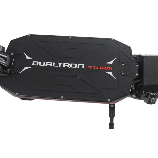 Nahaufnahme des schwarzen Trittbretts mit Dualtron-Storm-Logo und Seitenständer.