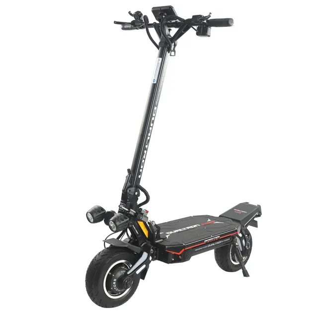 E-Scooter in der Dreiviertelansicht von vorne, mit Scheinwerfern und Display.