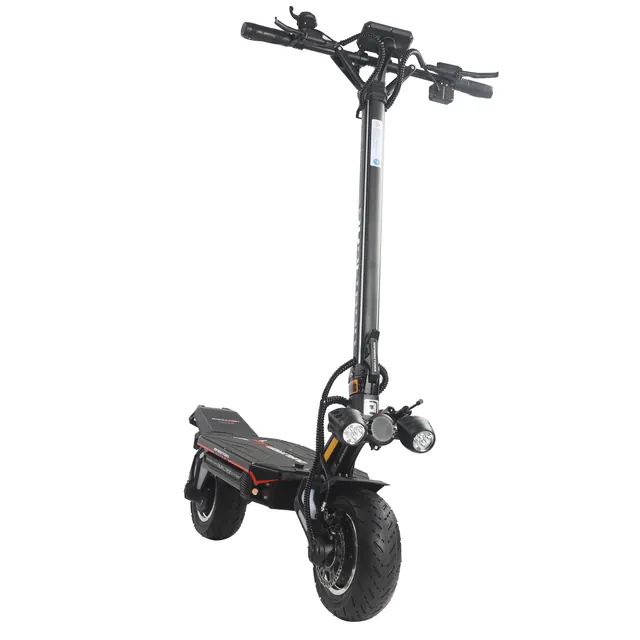 E-Scooter von vorne, leicht seitlich, mit beiden Scheinwerfern und Display.