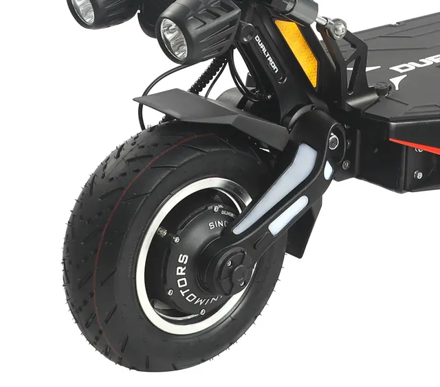 Nahaufnahme des Vorderrads mit Nabenmotor, Gabel und Positionslicht.