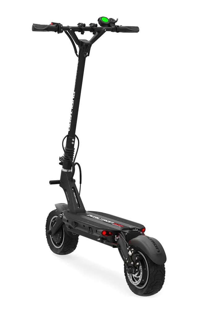 E-Scooter in der Dreiviertelansicht von hinten, mit eingeschaltetem Display und Rücklichtern.