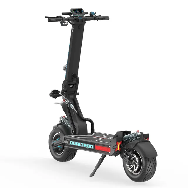 E-Scooter in der Dreiviertelansicht von hinten, mit Display und Seitenständer.