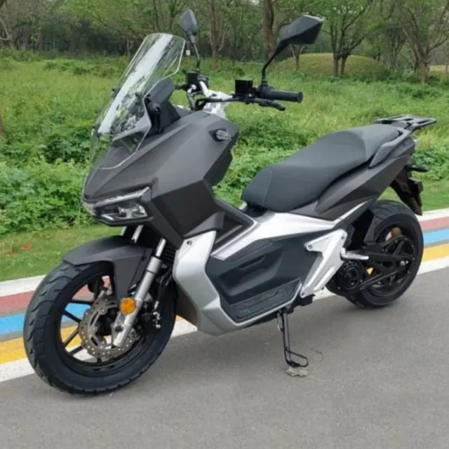 NEM e-ADV 125, 3/4-Ansicht von vorne, mattschwarze Ausführung